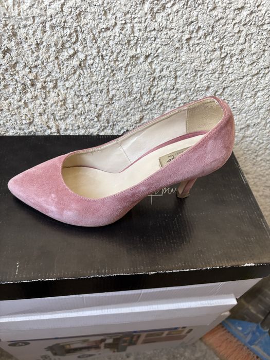 Donez 2 perechi pantofi dama marimea 36 si 2 perechi pantofi barbat 38