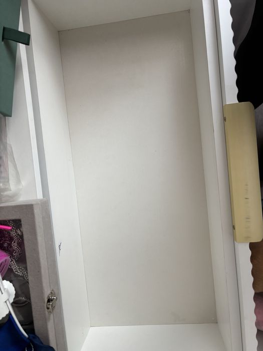 Туалетный столик вместе с зеркалом