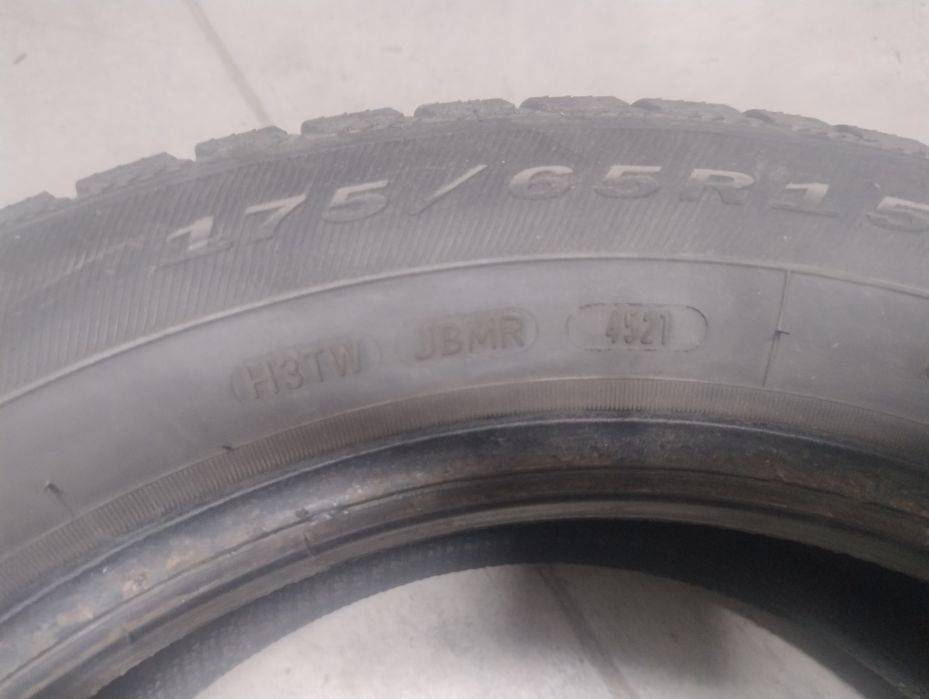 Vând două cauciucuri Debica iarna