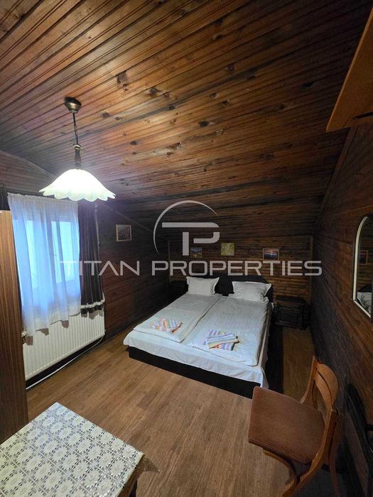 Двуетажна обзаведена къща с два гаража в Цигов чарк