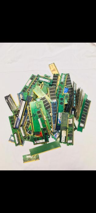 155 plăci RAM în stare excelentă, preț rezonabil și negociabil. Grăbeș