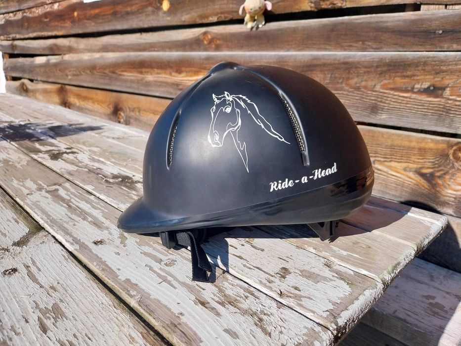 Каска за конни спортове