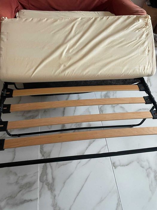 Удобен разтегателен диван се продава!