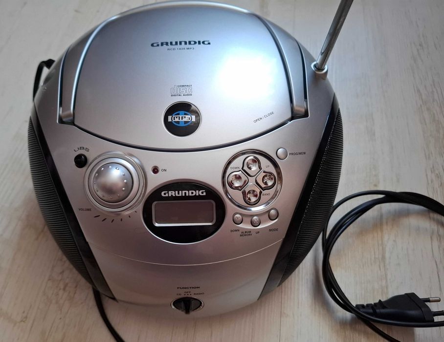 Aparat radio cu CD de culoare argintiu