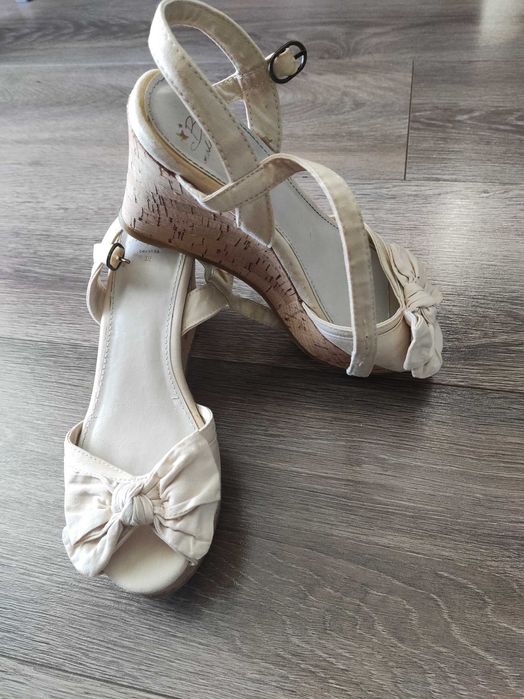 Дамски сандали с платформа