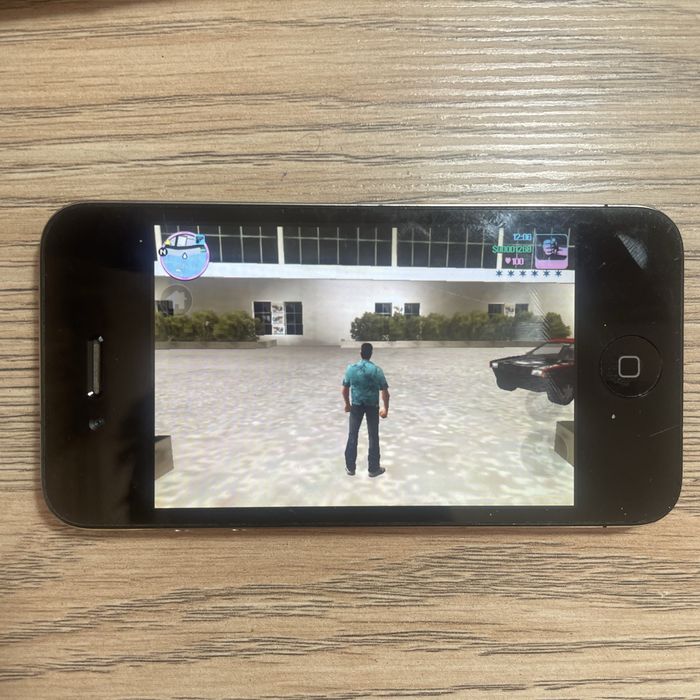 iPhone 4 16gb черный с играми