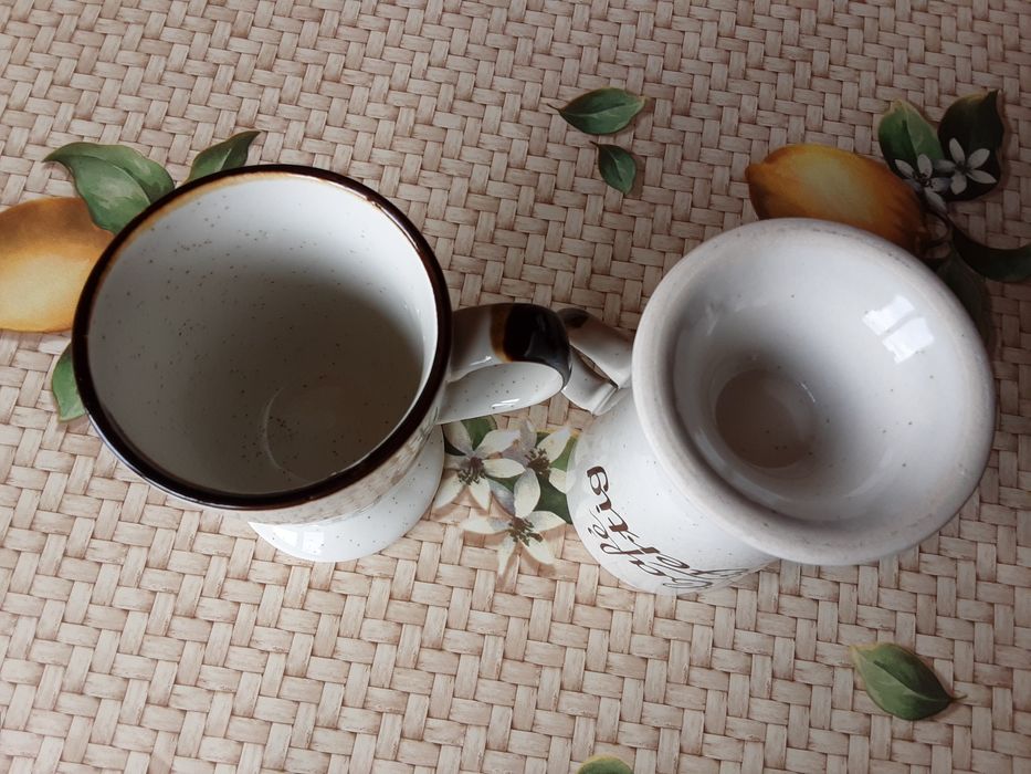 Различни нови чаши от порцелан и стъкло