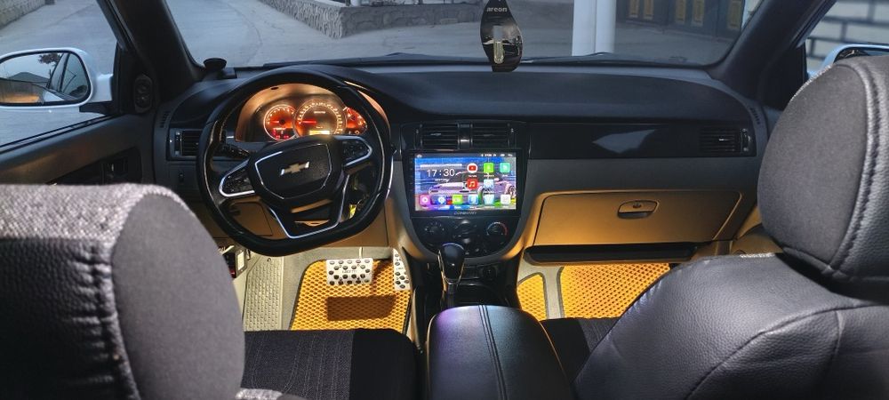 Lacetti 1.8 sotiladi