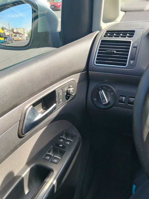 VOLKSWAGEN Touran 2010 — imagine 4
