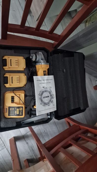 Corp flex  model fara perii,trusa eate noua si este 200 ron ce se vede incarcator 2 baterii si corpul de flex si aparatoare