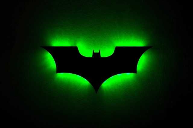 Супергеройска LED лампа с дистанционно управление за фен на Батман
