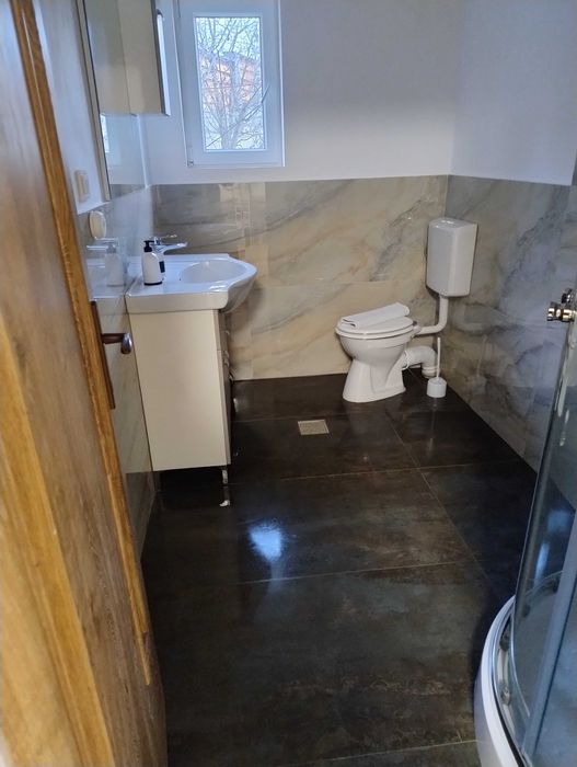 Închiriez casa cu camere și băi proprii, bucătărie living 300 mp.In prețul chiriei sunt incluse toate cheltuielile . telefon 0742006311