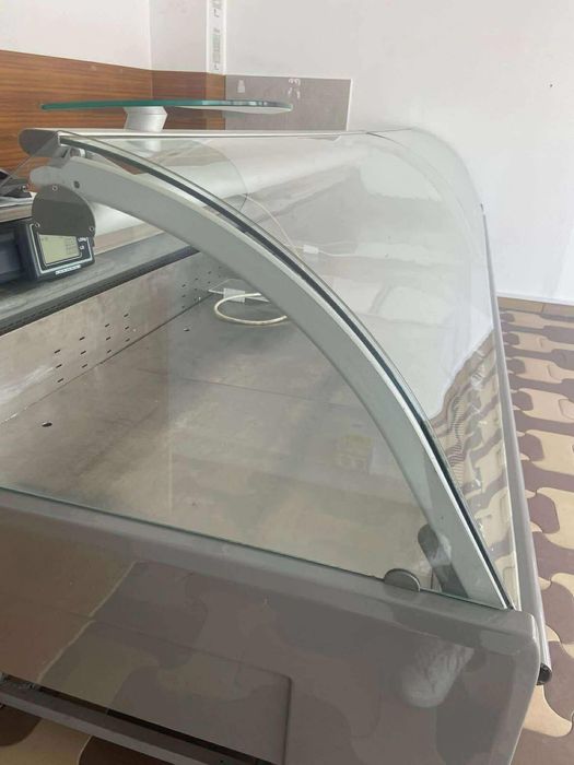 VITRINA frigorifica mezeluri 3.80M