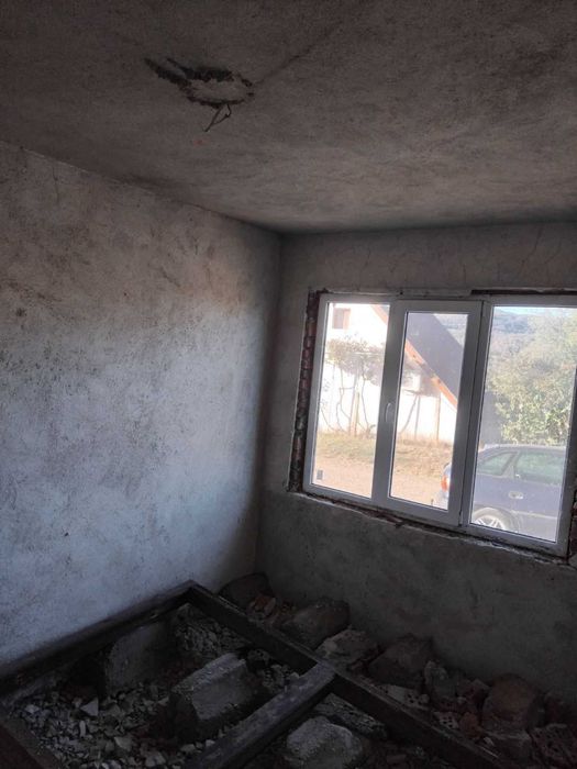 Просторна триетажна къща