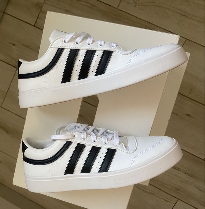 Adidasi Adidas, marimea 40 jumatate, superbi