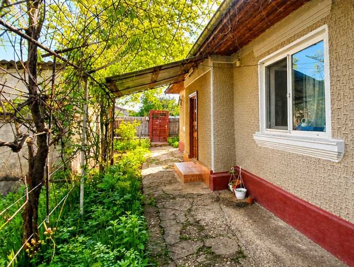 Casă  mobilată + curte(600 mp)