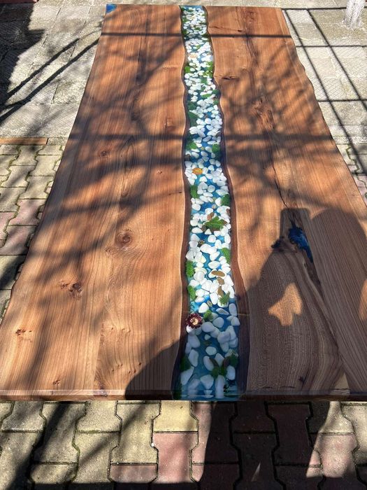 Трапезна маса масив и епоксидна смола.