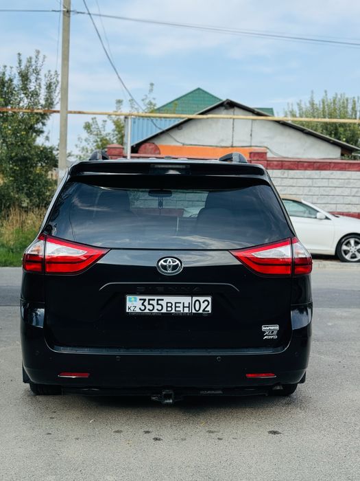 Тайота Сиенна 2017 года