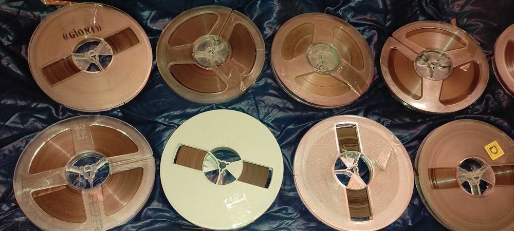 10 role rola magnetofon cu banda 
diametrul la rola 15 cm = 150 RON