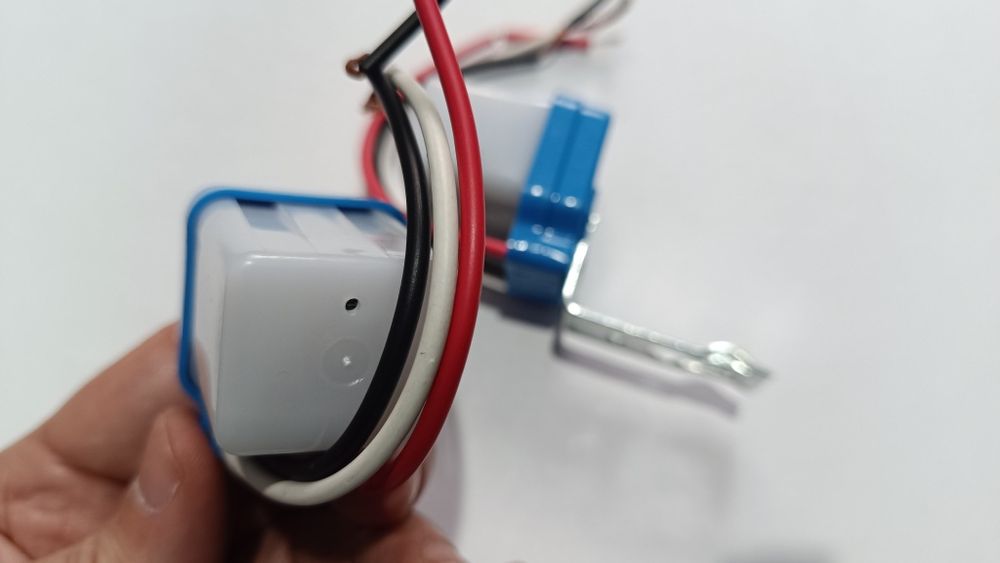 Circuit fotosensibil pt aprins bec la sosirea noptii