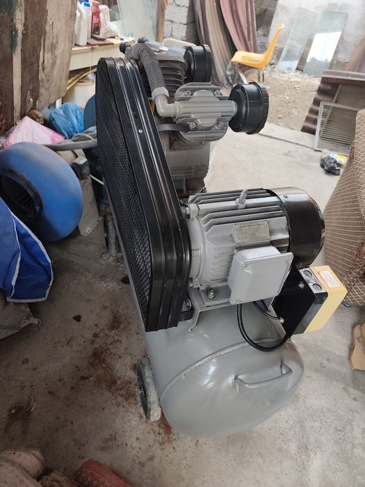 Продаётся компрессор на 380 ватт. состояние отличное.