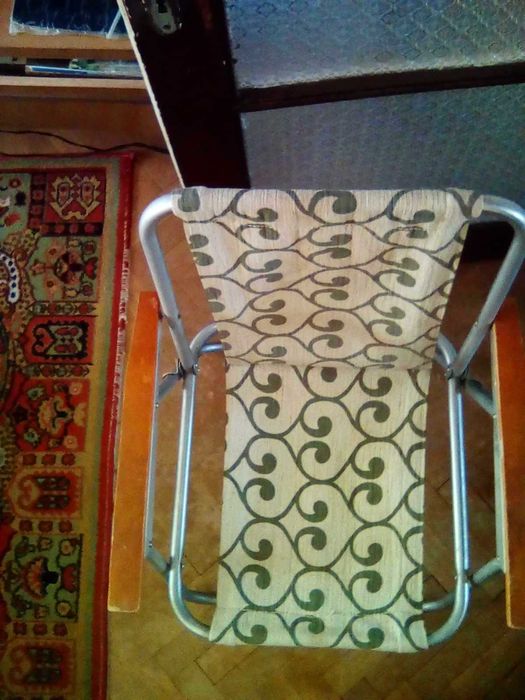 рибарско столче и алуминиев стол с облегалка и дървени подлакътници