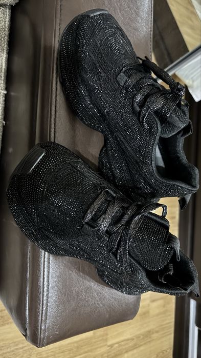 Новые кроссовки 37-38 размер