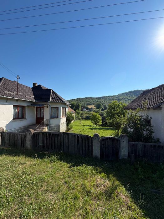 Casa de vanzare + curte 1900 m2