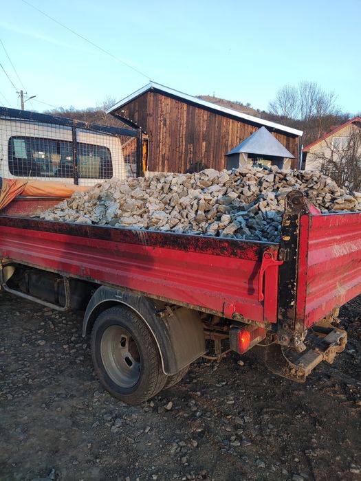 Transport nisip sorturi piatră spartă moloz