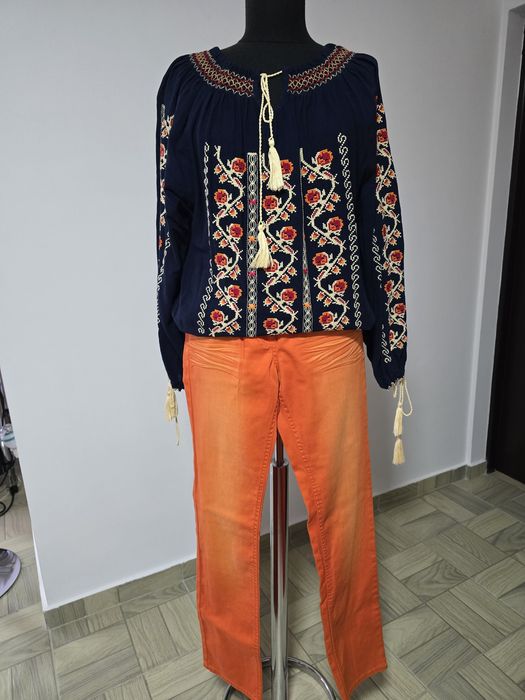 Blugi orange din bumbac, cu strasuri aplicate ;