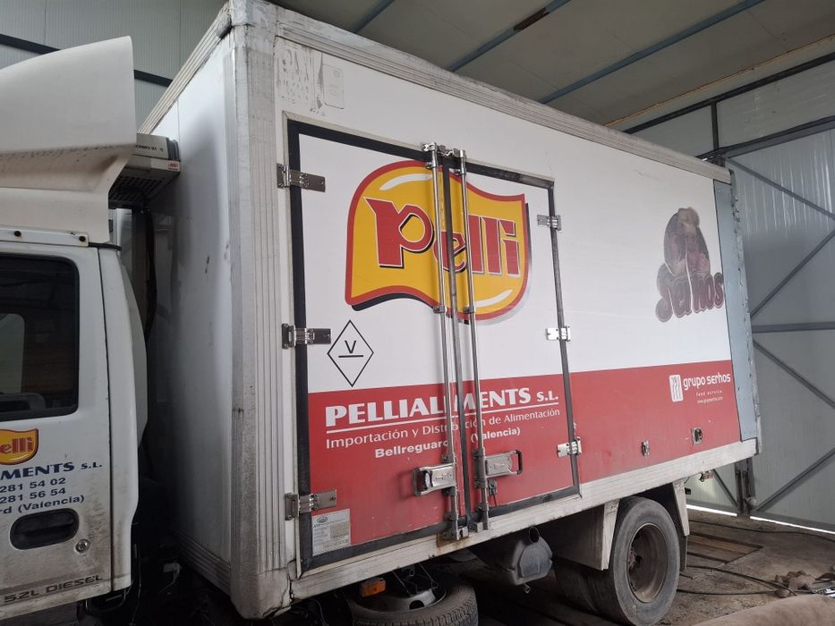 Vand cub frigorific container frigider camera depozitare  are si lift