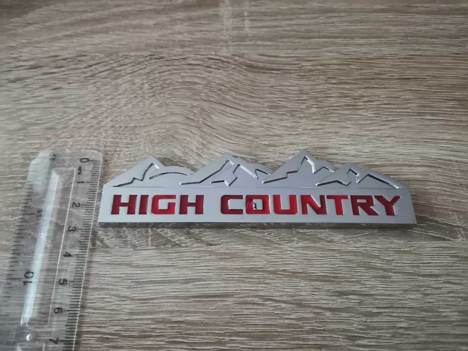 Chevy Jeep High Country сребриста с червено емблема