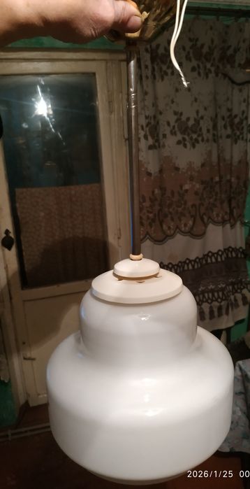 Продам люстру одна ламповая