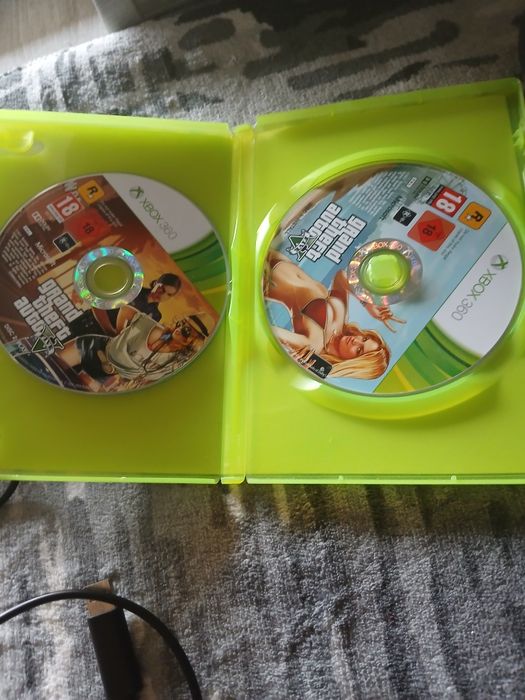 Consolă Xbox 360 S (Slim) + 2 Manete + Joc GTA 5 Complet (2 Discuri)