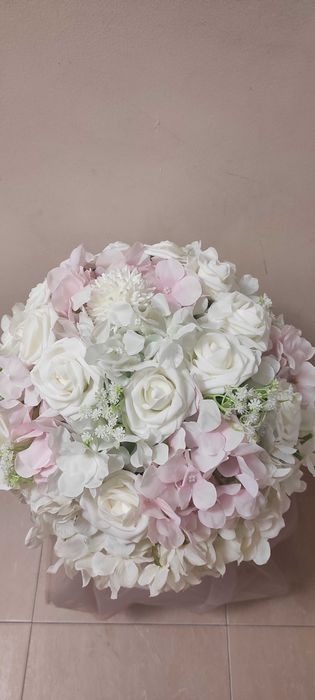 Бутикова селекция от сватбена декорация  – цветя, кутии за подаръци, LED свещи, стойка с цветна аранжировка, сватбени кошници,