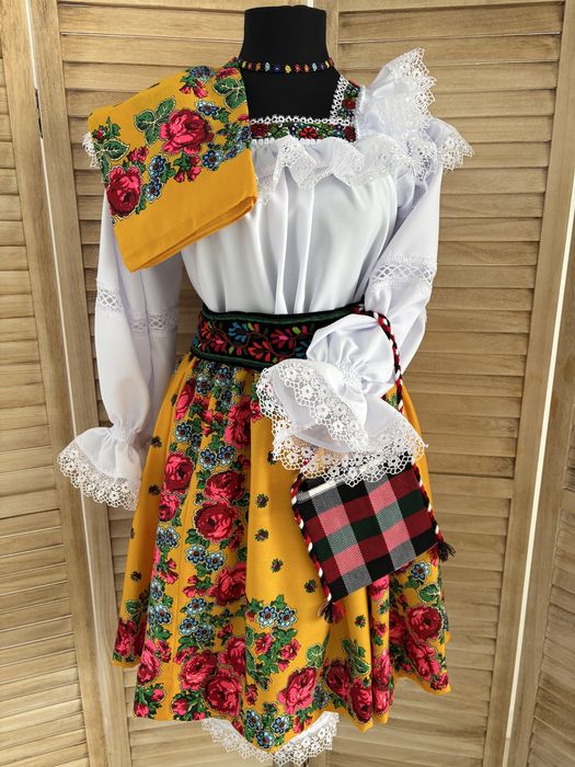 Costum popular pentru doamne și domnișoare de Maramureș complet, albas