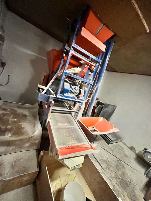 Vând moară de mălai