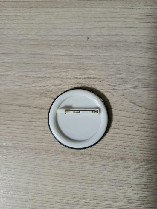 Продаю значки !!