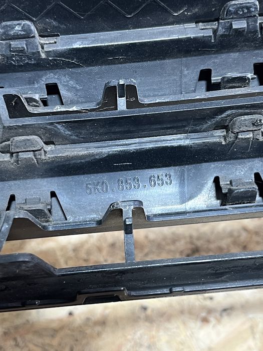 Grila centrala Volkswagen Golf 6 cod: 5K0.853.653