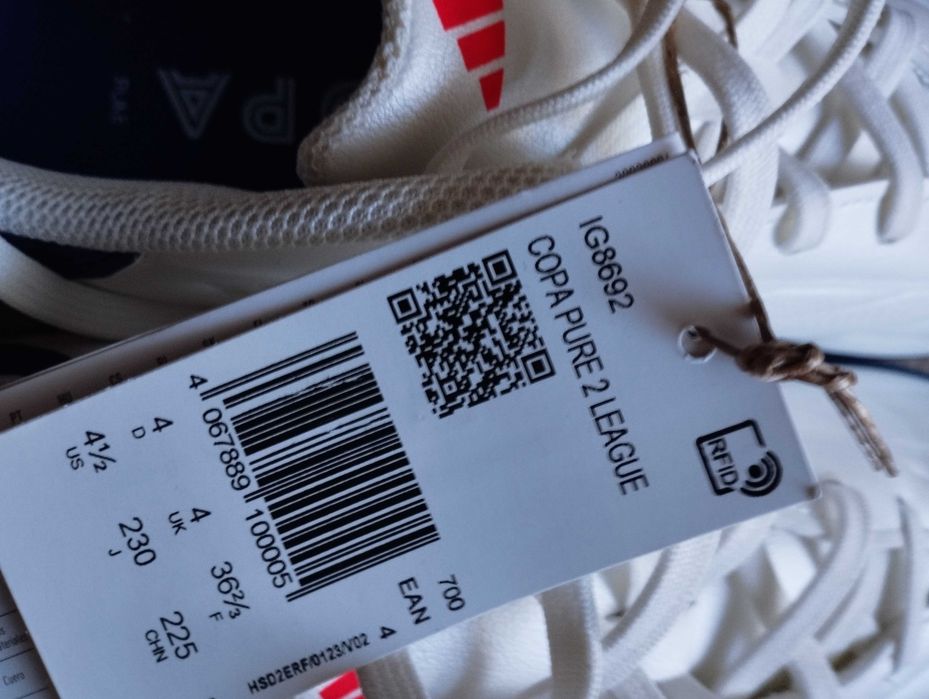 Продавам чисто нови футболни обувки adidas