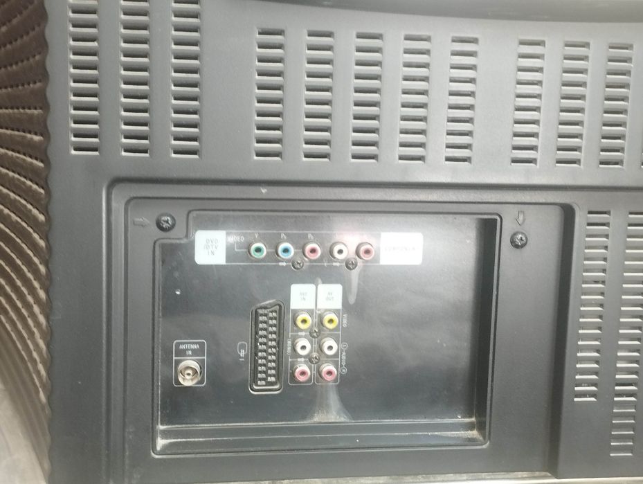 телевизор 32 LG2004 года.