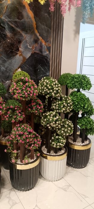 Искусственные деревья и растения цветы декоративные элементы.