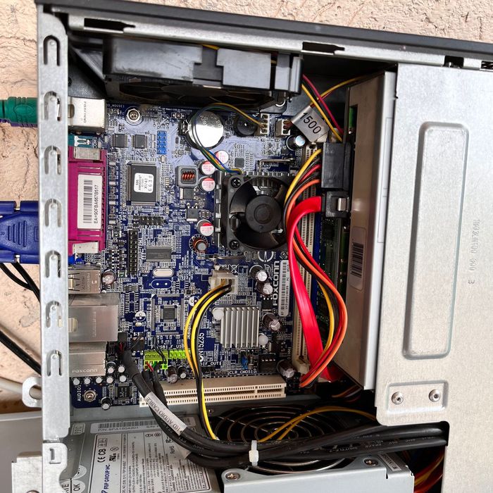 Мини компьютер монитор клавиатура мыш