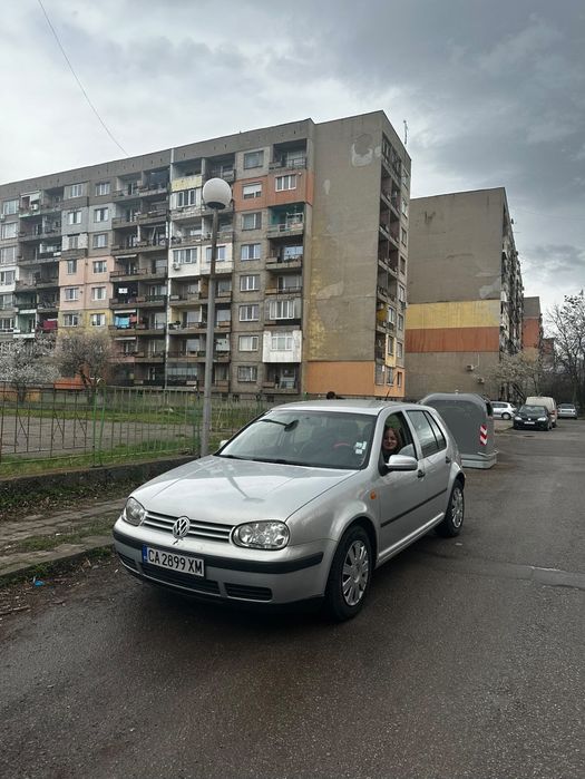Продавам ударена кола