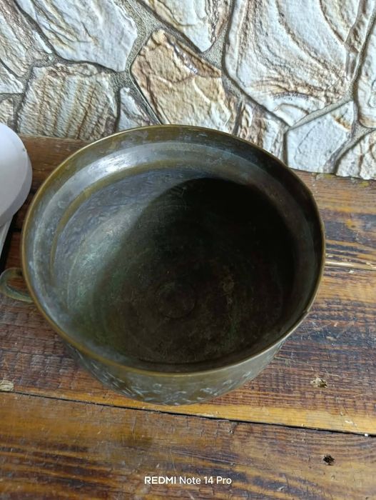 Стара кашпа и кутия