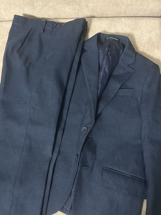 Продаются школьные костюмы