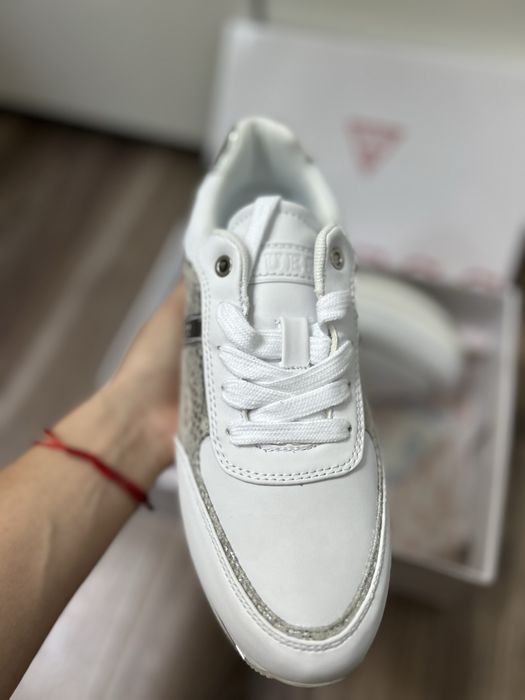 Vand adidasi Guess originali