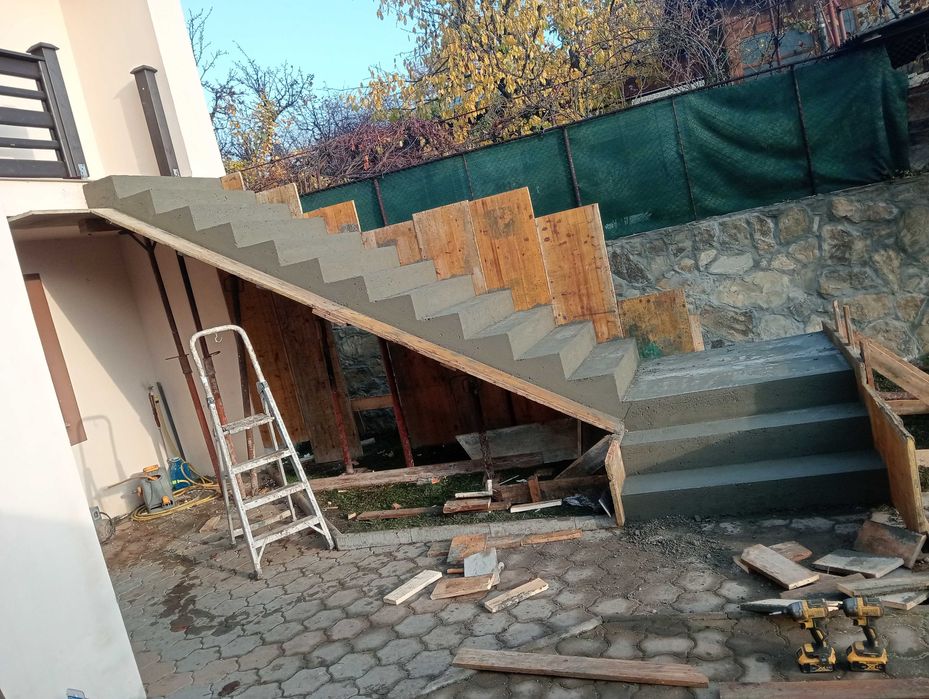 Execut garduri din beton armat
