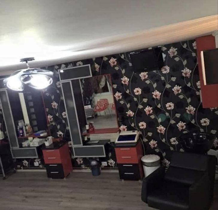 Inchiriez camera cosmetica si doua posturi coafor