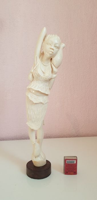 Статуэтка из слоновой кости. Высота 42 см. Конго. 2005 год